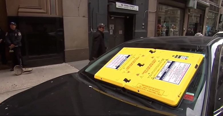 Barnacle крепится на лобовое стекло в случае нарушения правил парковки. Полиция Нью-Йорка уже использует новинку